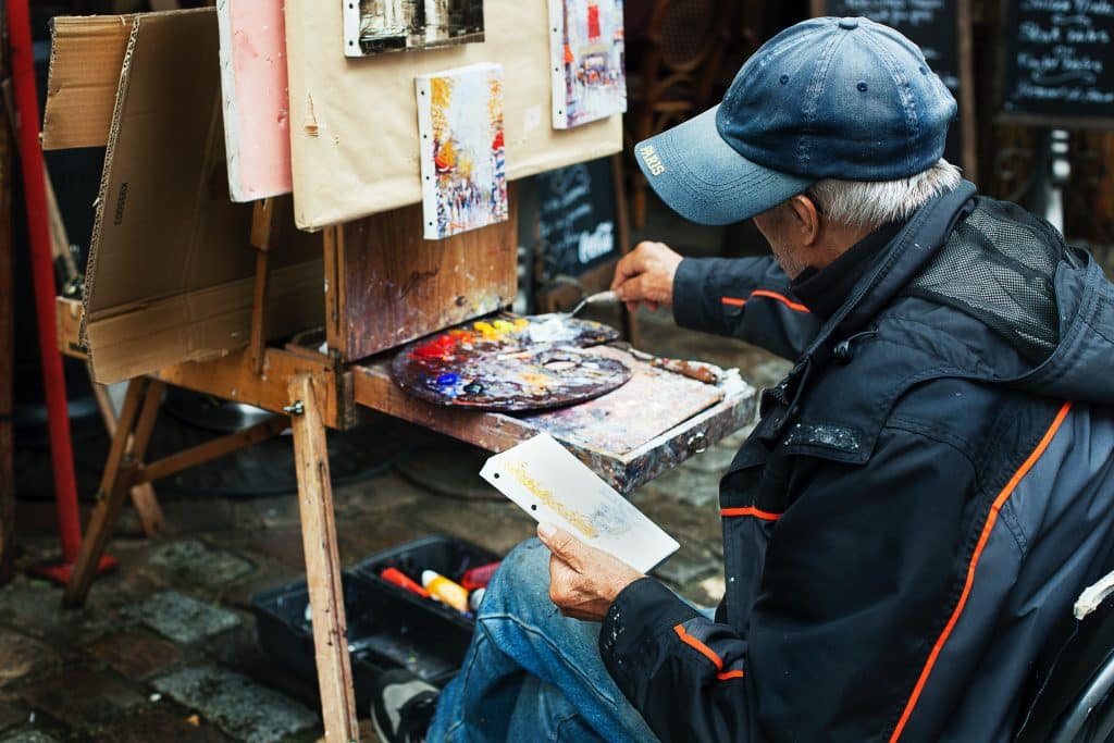 Senhor pintando uma tela