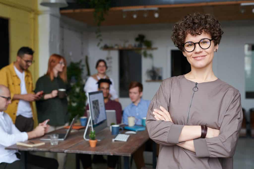 Mulher liderando um projeto de negócios