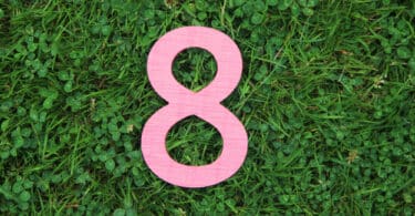 Número 8 em um gramado