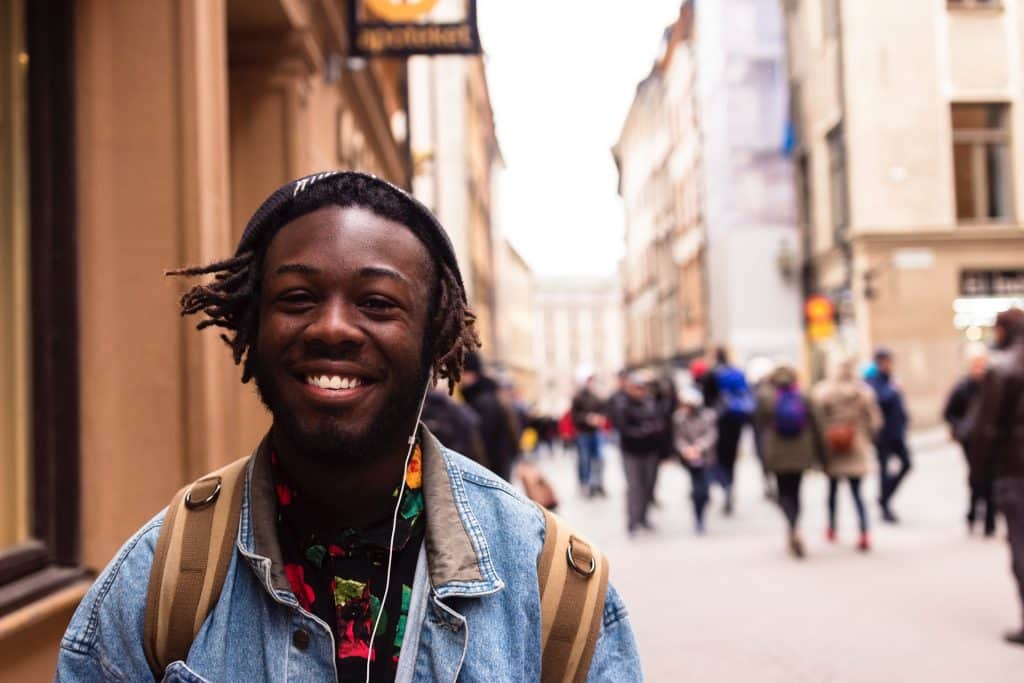 Homem negro sorrindo.