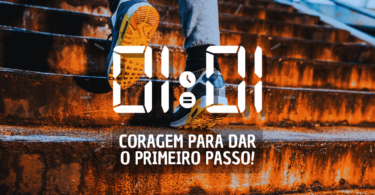 Hora igual 01:01 e texto "Coragem para dar o primeiro passo" aplicado por cima da foto de um homem dando o primeiro passo ao subir uma escada.