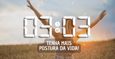 Hora igual 03:03 e texto "Tenha mais postura da vida!" aplicado por cima de foto de uma mulher loira de abraços abertos e jogados para cima. Ela está virada de frente para a natureza e sente o ambiente.