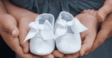 Pais segurando sapato de bebê