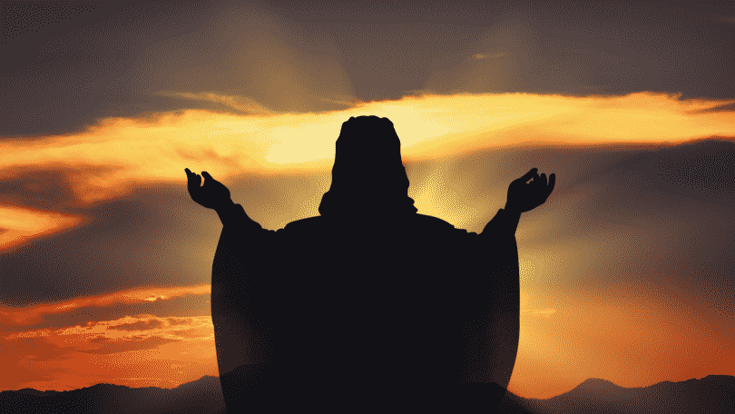 Silhueta de jesus cristo de braços abertos durante o por do sol