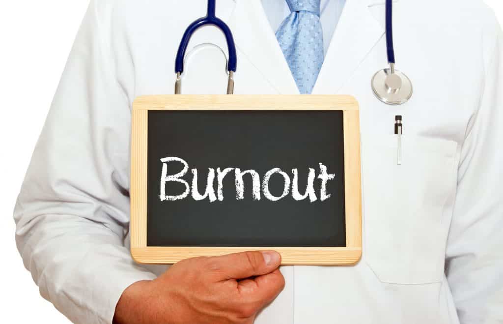 Médico segurando uma lousa escrito Burnout