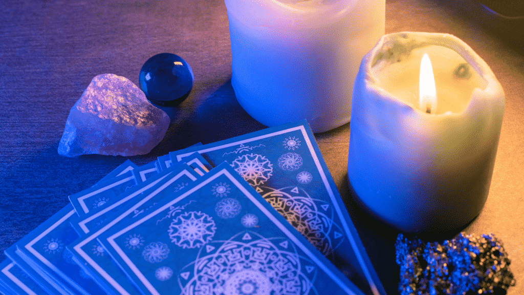 Cartas de Tarot espalhadas ao lado de velas acesas