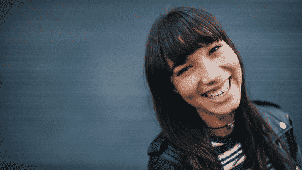 Mulher de franja sorridente