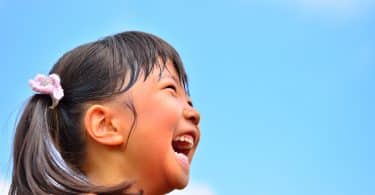 Menina asiática sorrindo.