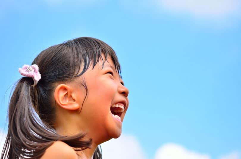 Menina asiática sorrindo.