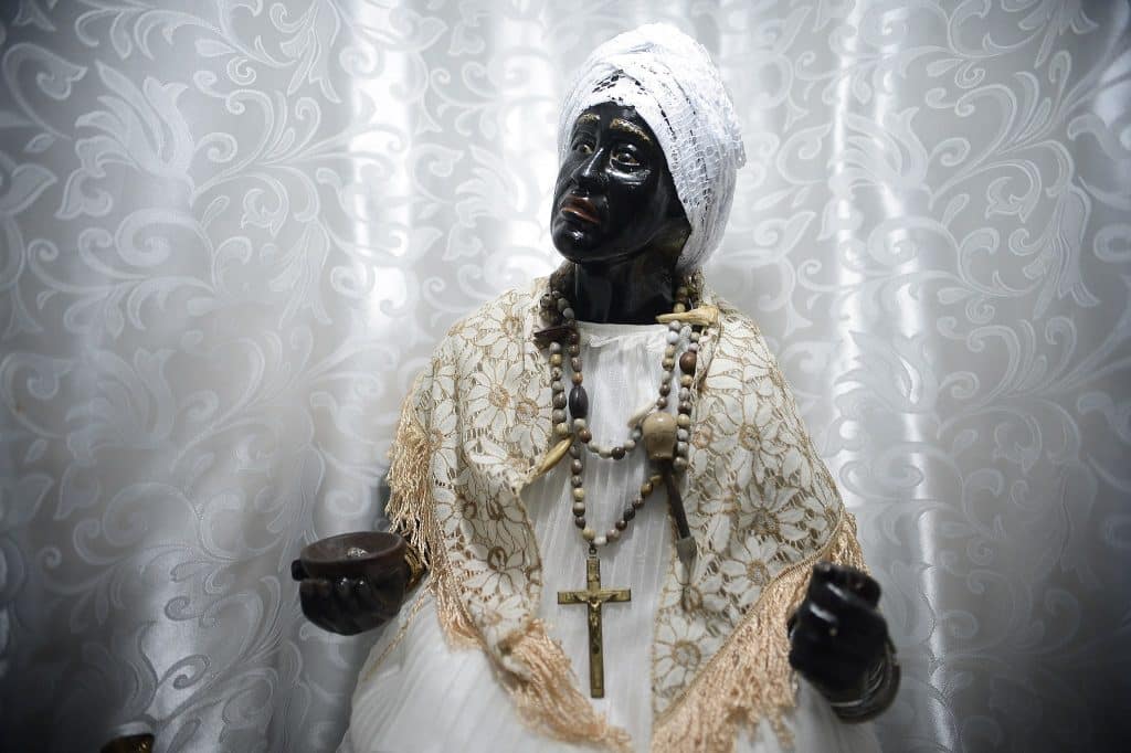 Uma estátua umbanda na Tenda Espírita Vovó Maria Conga de Aruanda, Rio de Janeiro.