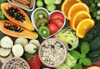 Mesa repleta de alimentos naturais e frutas
