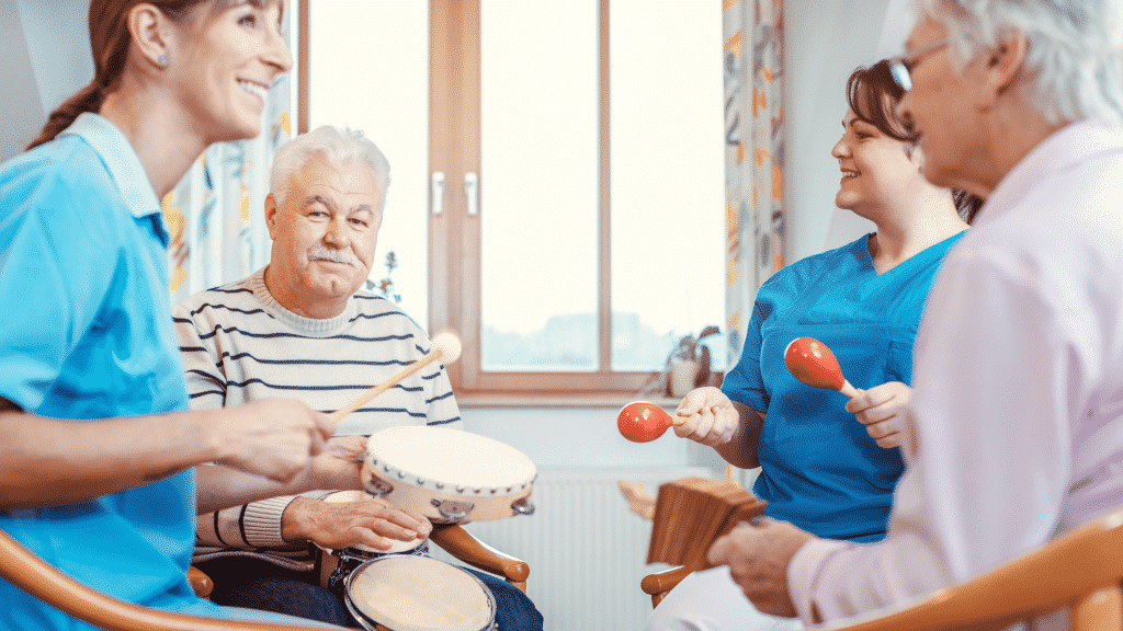 Terapeutas e idosos em uma roda tocando instrumentos musicais