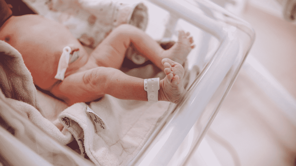 Bebê prematuro em um berço de hospital