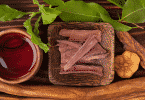 Chá e pedaços de raiz e folhas utilizadas na preparação da Ayahuasca