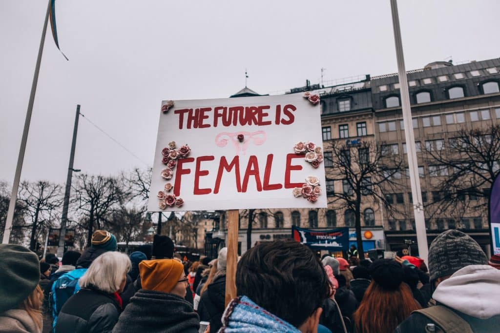 Uma manifestação de ativistas feministas. Uma das pessoas exibe uma placa escrita "the future is female".