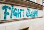 Uma parede grafada com os dizeres fight sexism!