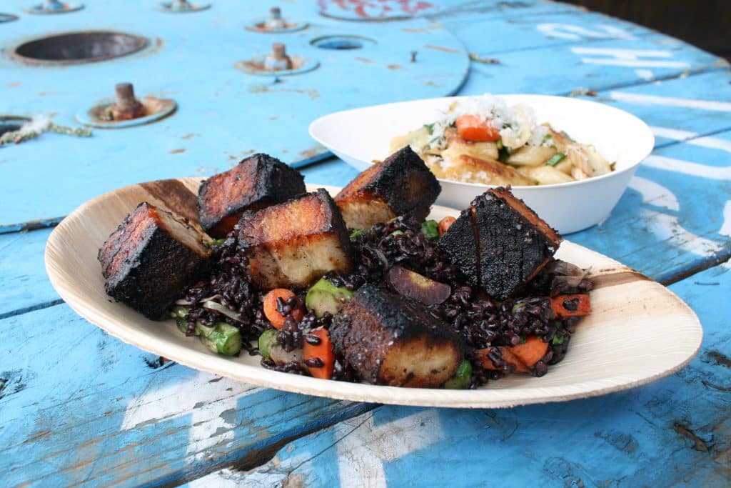 Um prato de churrasco com carne bem passada ou quase queimada.