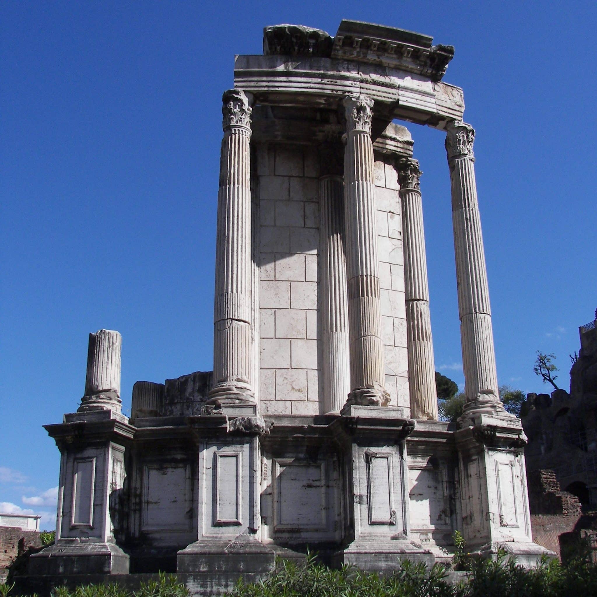 Vista lateral do Templo de Vesta, da deusa Vesta. Vesta é, na mitologia romana, a correspondente da deusa Héstia.