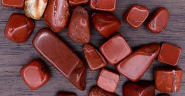 Pedras, fragmentos e gemas de jaspe vermelha.