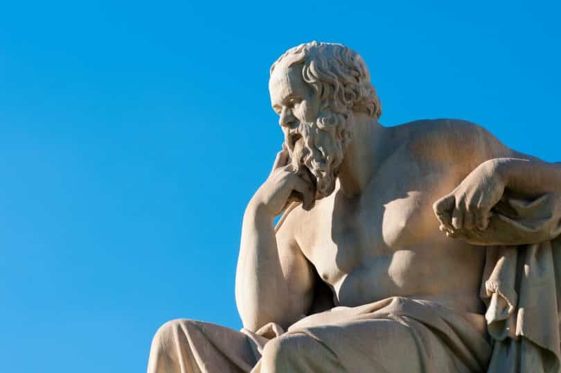 Uma estátua do filósofo grego-antigo Sócrates.