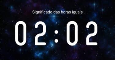 Imagem de um universo. Está escrito as horas iguais 02:02.