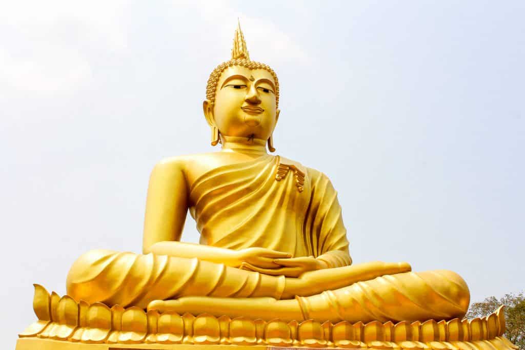 Uma estátua em ouro de Buda.
