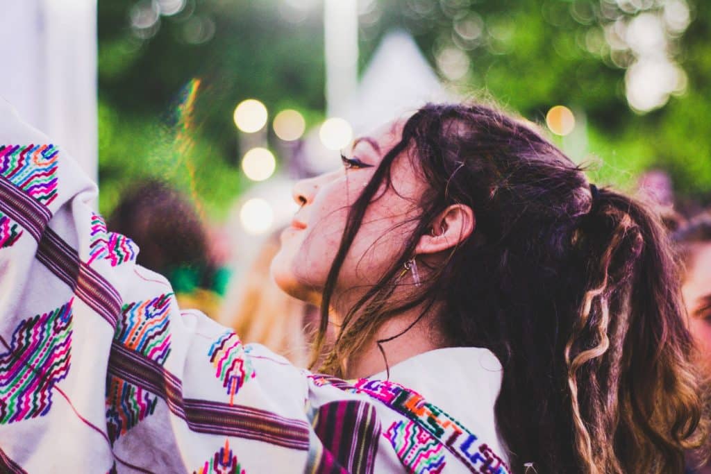 Perfil de mulher branca com roupas coloridas.