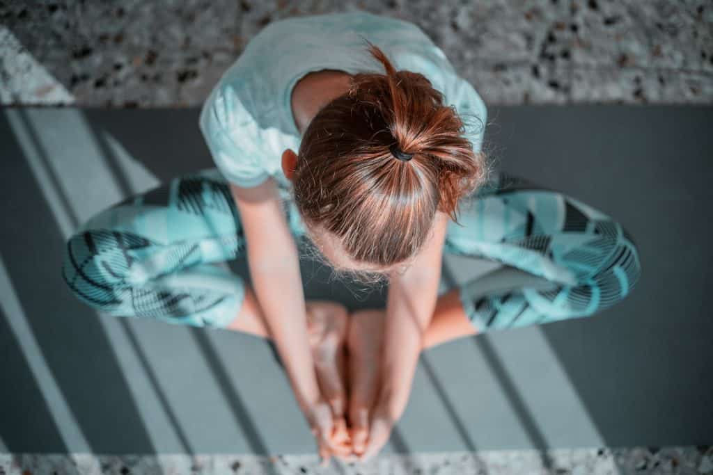 Mulher branca meditando.