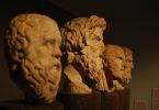 Bustos de filósofos. O segundo, destacado, o de Aristóteles.