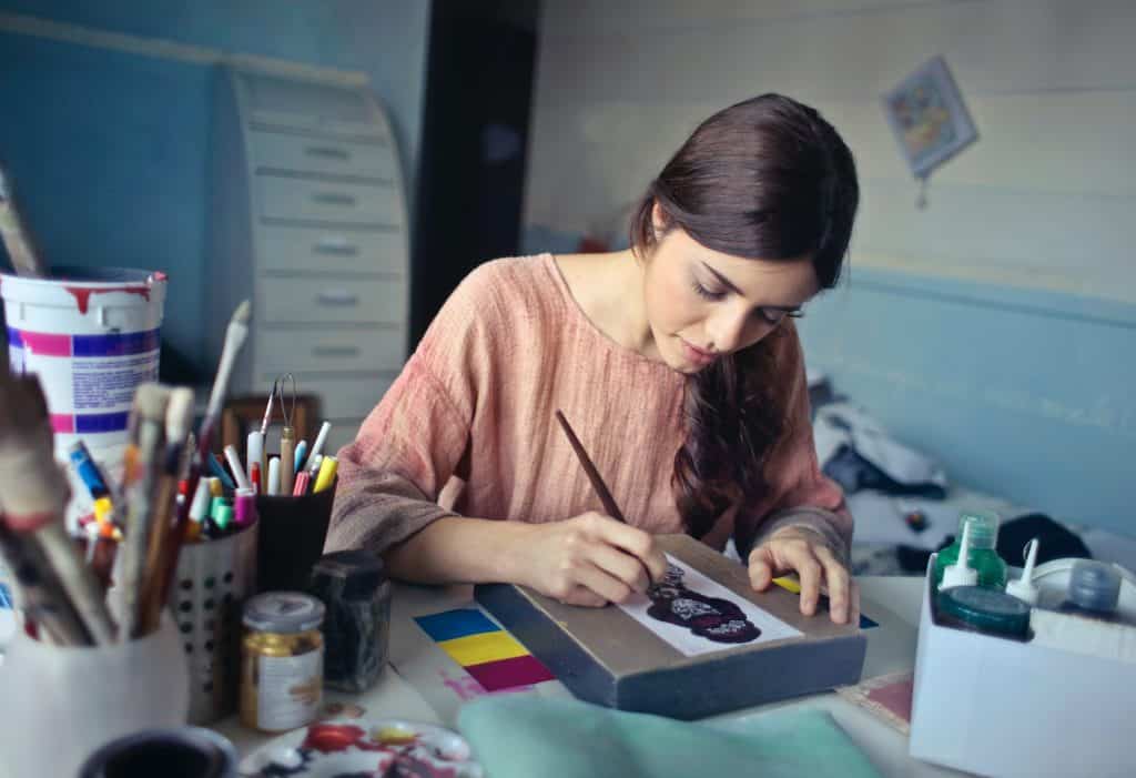 Mulher pintando em seu escritório