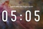 Horas iguais 05:05 em fundo de nebulosa colorida.