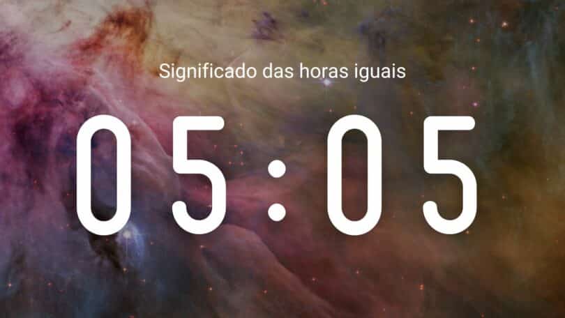 Horas iguais 05:05 em fundo de nebulosa colorida.