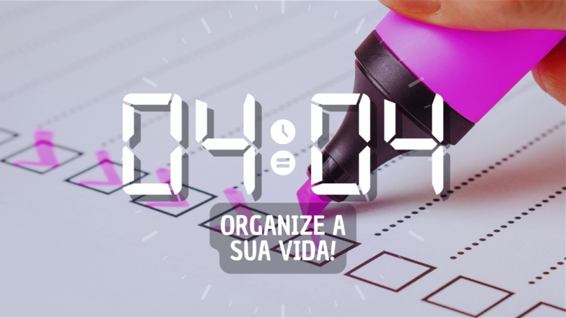 Hora igual 04:04 e texto "Organize a sua vida!" aplicado por cima de foto de uma folha que contém quadradinhos sendo marcados com uma caneta rosa, como se fosse uma "checklist" sendo cumprida.