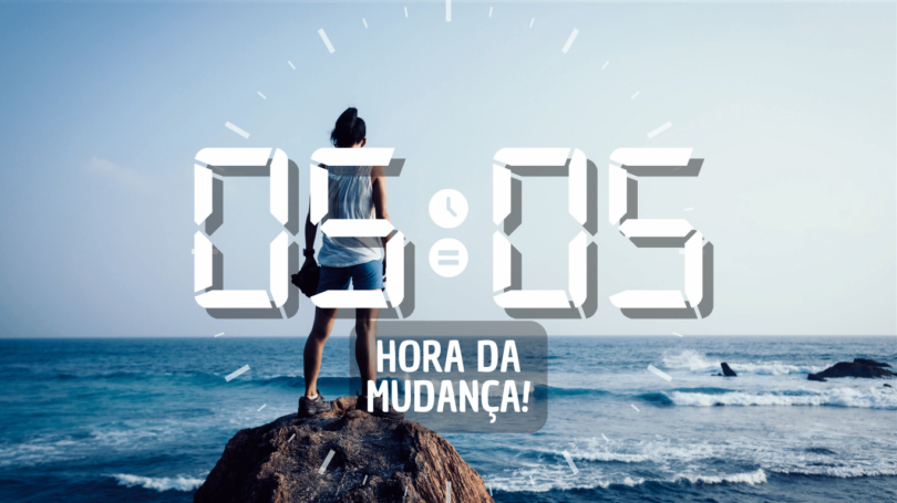 Hora igual 05:05 e texto "Hora da mudança!" aplicado por cima de foto de uma mulher em pé, em cima de uma rocha e de frente para o mar. Ao fundo, há o mar, o céu e o horizonte, os quais ela contempla.