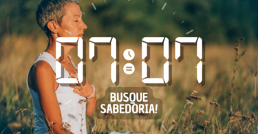 Hora igual 07:07 e texto "Busque sabedoria!" aplicado por cima de foto de uma mulher sentada ao ar livre e na natureza meditando.