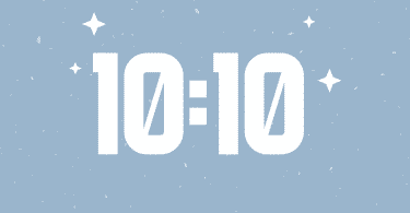 Número 10:10 escrito em branco em um fundo azul.