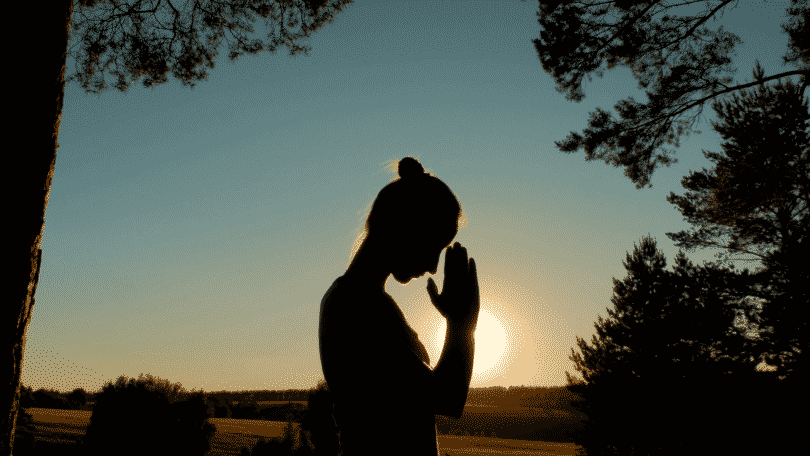 silhueta de mulher meditando