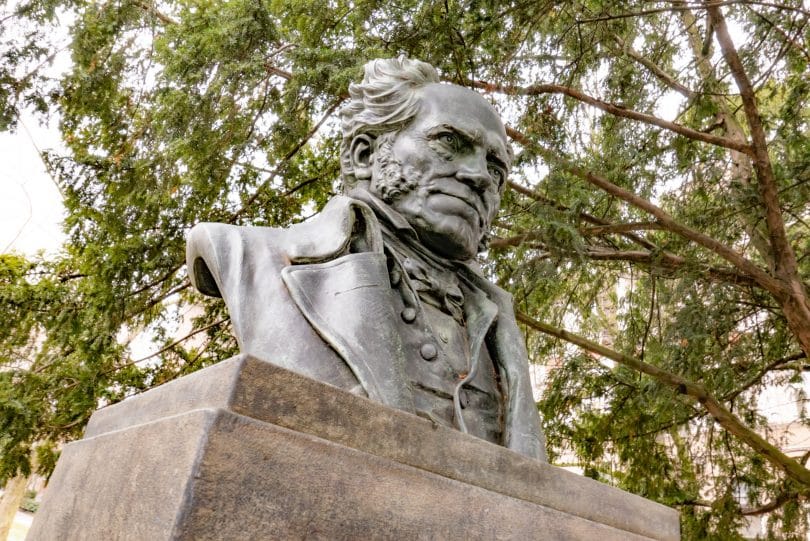 Estátua do filósofo Arthur Schopenhauer do artista Friedrich Schierholz de 1895 em Frankfurt.