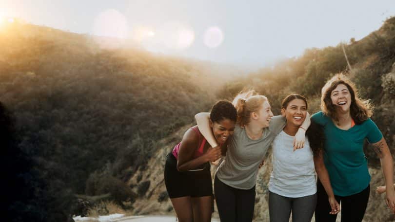 Amigas se abraçando.