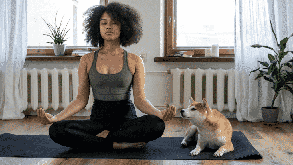 Mulher meditando na sala de estar