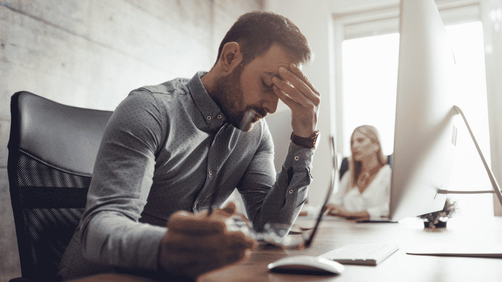 Homem estressado no escritório