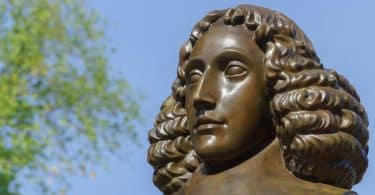 O famoso filósofo Baruch Spinoza tem sua estátua perto do Bijvoetbrug.