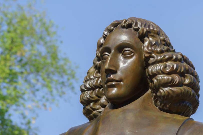 O famoso filósofo Baruch Spinoza tem sua estátua perto do Bijvoetbrug.