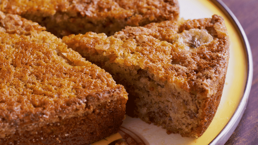 Bolo de banana cortado em uma forma