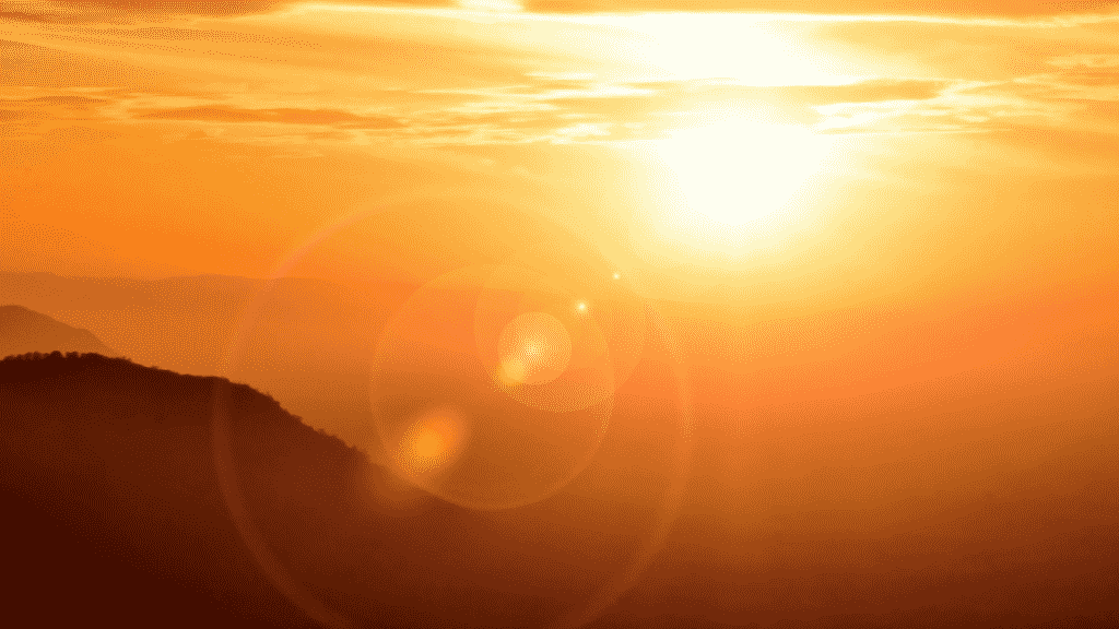 Imagem do sol e seus raios solares em um horizonte