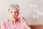 Mulher idosa fazendo bolhas de sabão