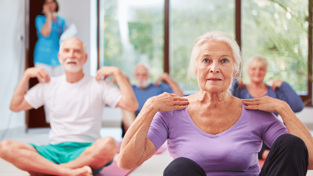 Idosos em uma sala praticando yoga