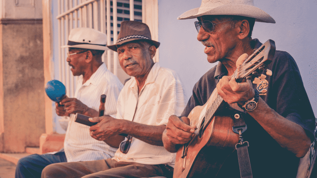 Homens idosos tocando instrumentos musicais e cantando