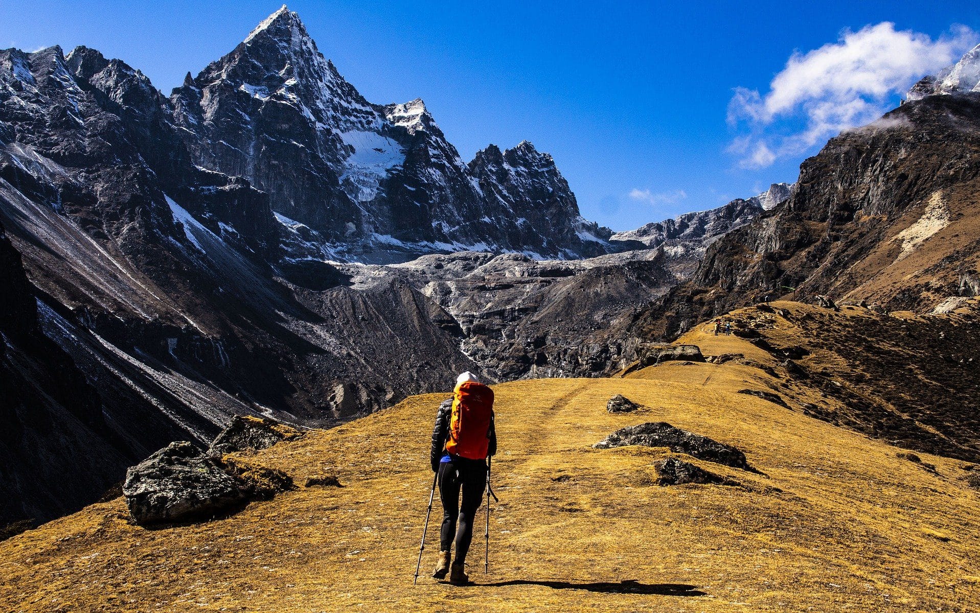 Uma pessoa escalando o Monte Everest.