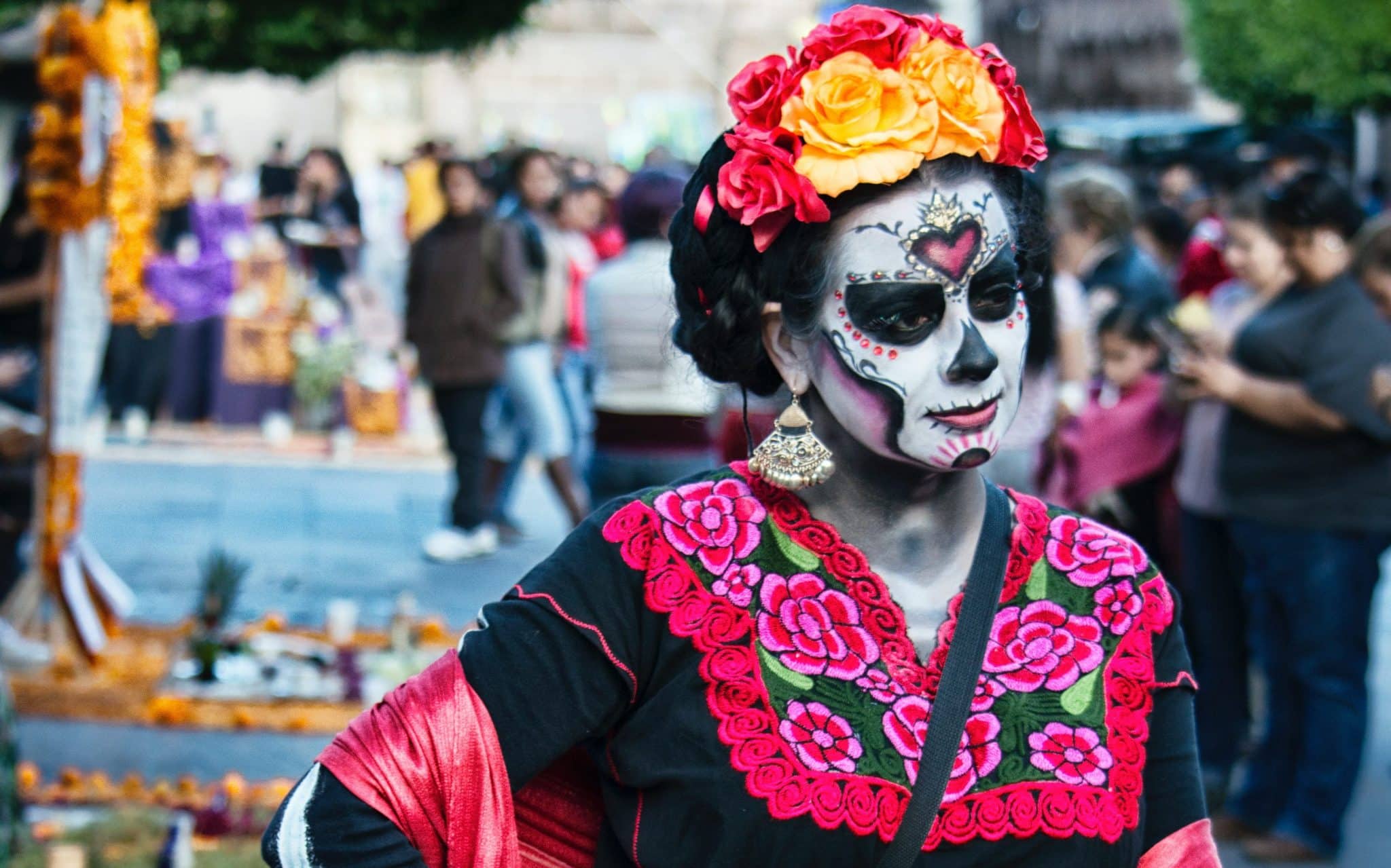 Uma mulher com um traje/fantasia típico do dia dos mortos.